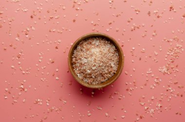 Pembe arka plan üzerinde küçük kase pembe Himalaya tuzu