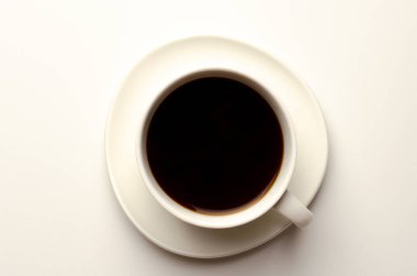 Bir fincan kahve, beyaz arka plan üzerinde ayrı tut üstten görünüm