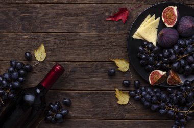 incir ile peynir, koyu ahşap yuvarlak tahta üzerinde üzüm, siyah arka plan, lezzetleri, üst görünüm düz yatıyordu kopya alanı