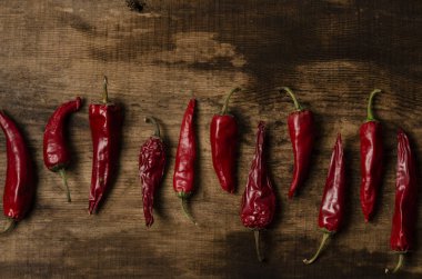 Ahşap arka planda Kurutulmuş Biber