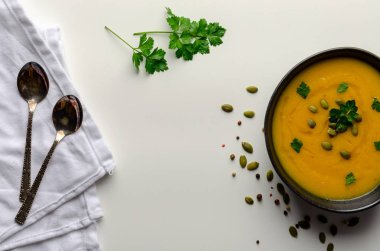 Beyaz arka planda kabak çekirdeği ile kabak çorbası. üst görünüm