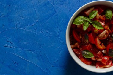 Salata: taze domates, zeytinyağı, soğan. Izole