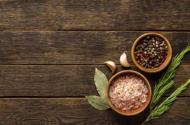 Ahşap arka planda çeşitli baharatlar. Kopyalama alanı olan üst görünüm