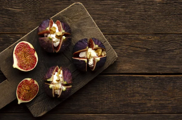 Figs, cream cheese, honey on a cutting board, dark rustic background. Top view — Stock Photo, Image