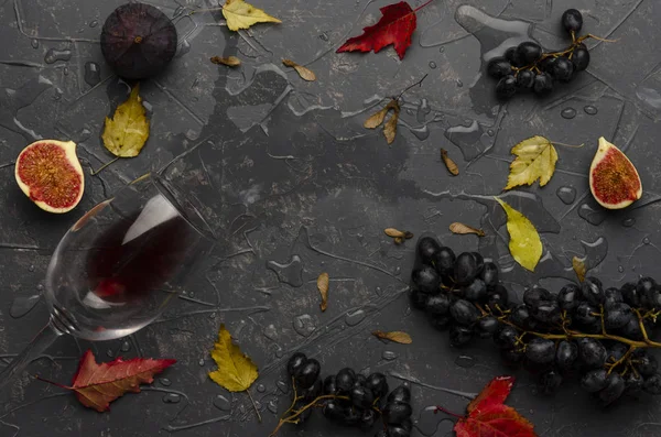 Red wine in a bottle, cheese, grapes, figs on a gray background background — Stock Photo, Image