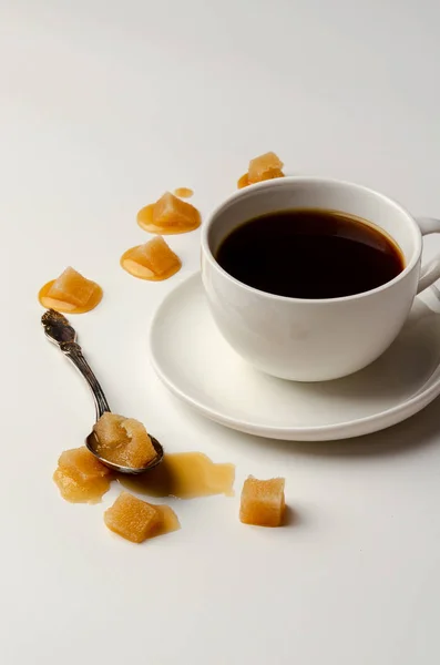 Кофейная чашка вид сверху на белом фоне с ложкой расплавленного сахара — стоковое фото
