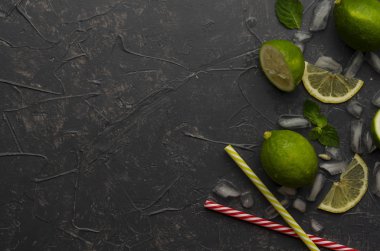 Gri beton veya taş arka plan üzerinde mojito yapmak için Malzemeler. Üstte görüntü.