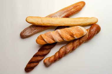 Beyaz arka planda ekmek, yakın çekim, üst görünüm, kopyalama alanı.