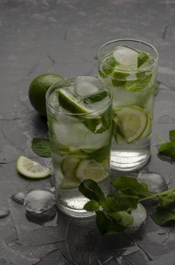 Gri beton veya taş arka plan üzerinde mojito yapmak için Malzemeler.