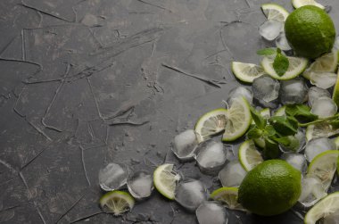 Gri beton veya taş arka plan üzerinde mojito yapmak için Malzemeler. Üstte görüntü.