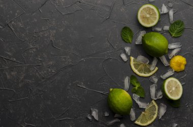 Gri beton veya taş arka plan üzerinde mojito yapmak için Malzemeler. Üstte görüntü.