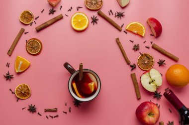 renkli arka planda gluhwein veya glogg pişirmek için malzemeler