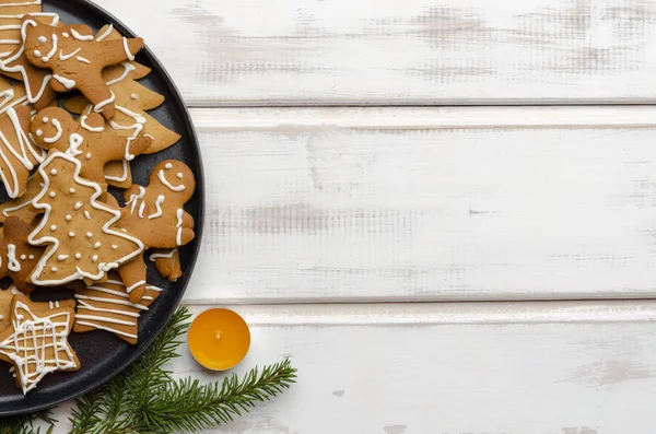 Galletas de jengibre de Navidad en tablas de madera blancas . — Foto de Stock