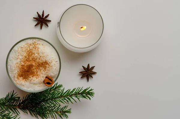 Oggnog com canela e noz-moscada para o Natal e feriados de inverno. Eggnog isolado no fundo branco . — Fotografia de Stock