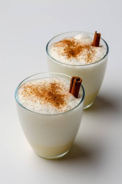 Noel ve kış tatilleri için tarçın ve hindistan cevizi ile Eggnog. Eggnog beyaz arka plan üzerinde izole.