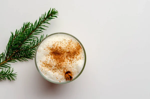 Eierlikör mit Zimt und Muskatnuss für Weihnachten und Winterurlaub. Eierlikör isoliert auf weißem Hintergrund. — Stockfoto