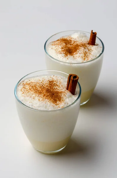 Oggnog com canela e noz-moscada para o Natal e feriados de inverno. Eggnog isolado no fundo branco . — Fotografia de Stock