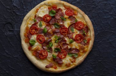 et ve bazil filizi ile pizza. İtalyan yemekleri