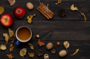 Sonbahar renkli yaprakları, bitkisel çay bir fincan ile, düz yatıyordu, üst görünümü.