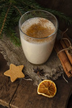 eski ahşap masada noel dekorasyonu ile eggnog kokteyl