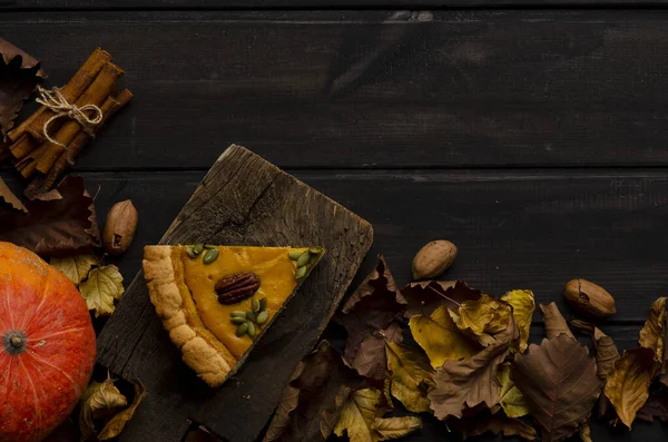 어두운 나무 배경에는 집에서 만든 호박 파이 조각 이 있습니다. 가을 의구 성. — 스톡 사진
