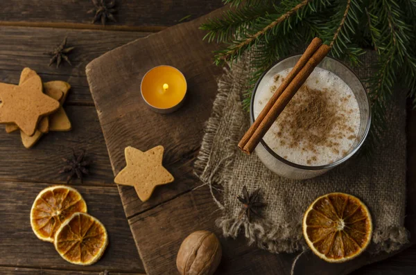 Cóctel de ponche de huevo con decoración de Navidad en la vieja mesa de madera —  Fotos de Stock