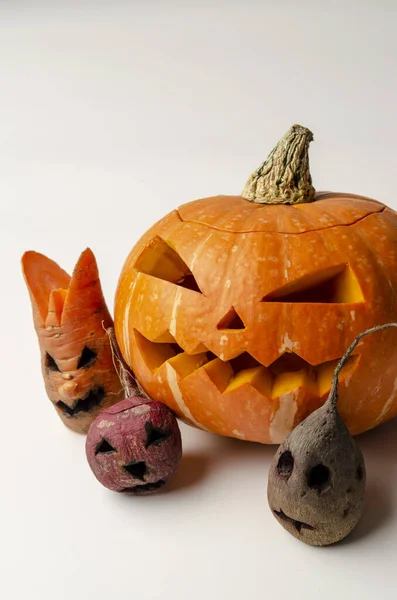 Wagenheber schnitzte Kopf einer Laterne aus Kürbis zu Halloween mit bösem Gemüse — Stockfoto