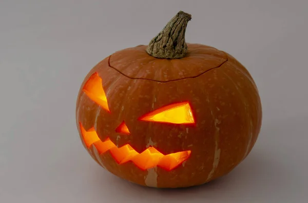 Hoofd van de aansluitingen van een lantaarn gesneden van pompoen voor Halloween — Stockfoto