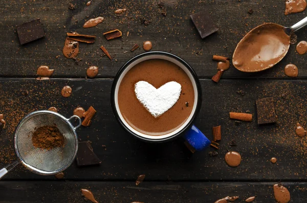 Bir fincan sıcak çikolata, siyah tahta üzerinde çikolata, kakao. — Stok fotoğraf