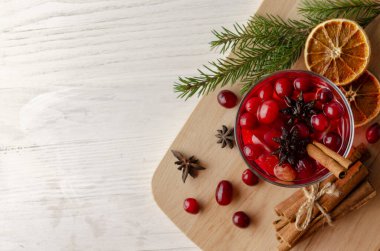 Portakal dilimleri ve baharatlı yaban mersinli punç. Üst görünüm.