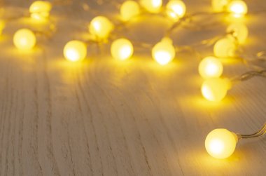 Noel ışıklandırması arka planı. Büyük ışıklar. Beyaz tahtalarda Noel gerdanlığı.