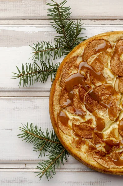 Gâteau au fromage de Noël aux pommes. Sur table en bois avec espace de copie — Photo