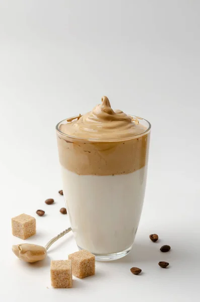 Dalgona Coffee Iced Koreai Korbácsolt Fekete Instant Kávé Tejjel Fehér — Stock Fotó
