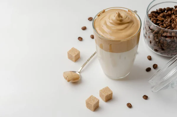 Dalgona Coffee Iced Koreai Korbácsolt Fekete Instant Kávé Tejjel Fehér — Stock Fotó