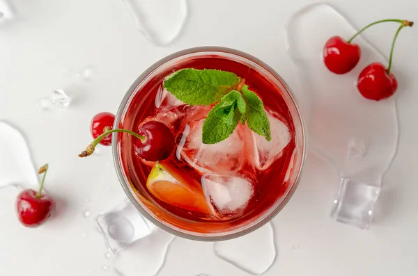 Cocktail Rouge Rafraîchissant Avec Eau Pétillante Glace Garnie Une Chaux — Photo