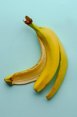 Renkli arkaplan önünde muz kabukları