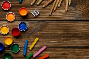 Renkli kağıtlar, kalemler ve tahta pastel boyalarla kompozisyon