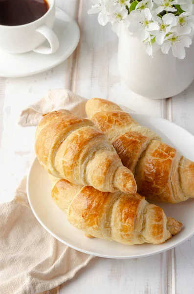 Delicious Breakfast Croissants Coffee Pink Tulips White Wooden Table — Stock Photo, Image