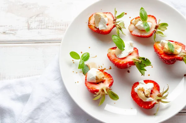 Plato Con Fresa Fresca Con Queso Crema Vinagre Balsámico — Foto de Stock