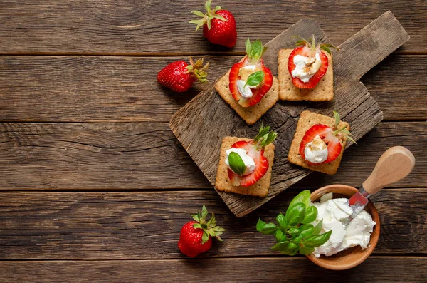 Tabla Cortar Con Fresa Fresca Con Queso Crema Vinagre Balsámico — Foto de Stock