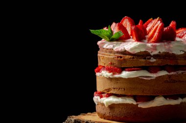 Çilekli ve kremalı kek. Ev yapımı yaz tatlısı.