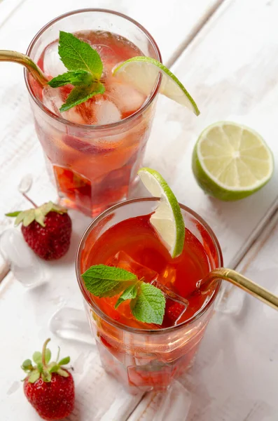 Mojito aux fraises avec citron vert et menthe sur le fond en bois blanc — Photo