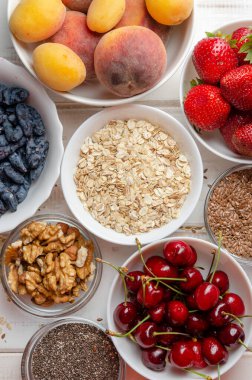 Musdi ya da smoothie yapmak için malzemeler. Fındık, tohum, dut