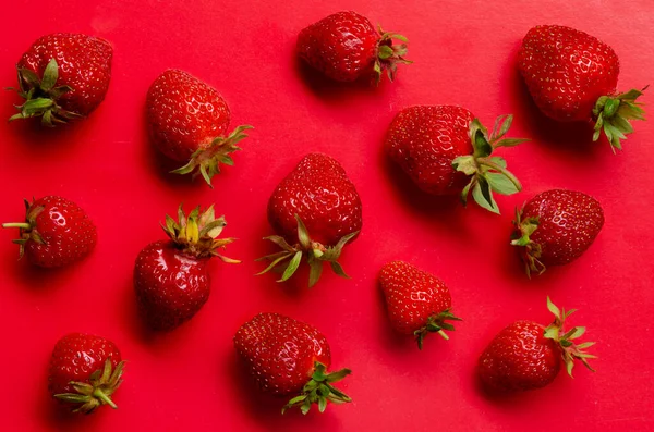 Rote Erdbeeren Auf Rotem Hintergrund — Stockfoto