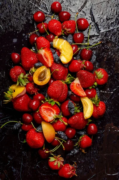 Frische Beeren Auf Dunklem Hintergrund Eine Vertikale — Stockfoto