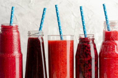 Farklı meyve sularıyla taze cam kavanozlar.