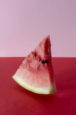 Kırmızı ve pembe sırtlı karpuz dilimi