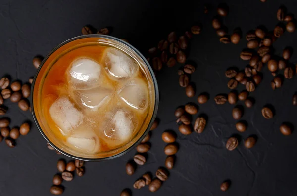 Glas Filterkaffee mit Milch auf einem dunklen Brett. Ansicht von oben — Stockfoto