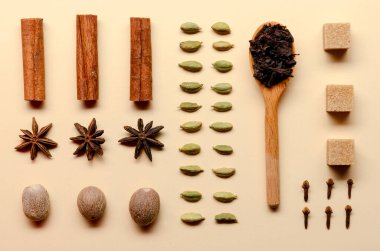 Pastel arka planda Masala çayı. Düğümleniyor,