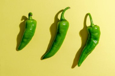 Yeşil biber ya da kırmızı biber.